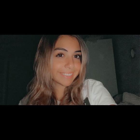 Meet your Posher, Gabriella - Picture 2 of 5